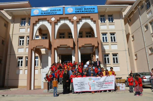 Malatya’da 10 bin adet diş fırçası ve macunu hediye edildi