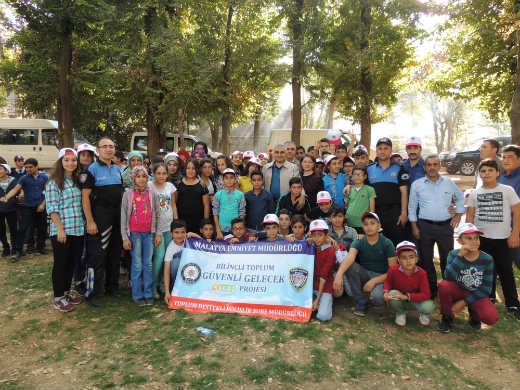 Malatya Toplum Destekli Polis Şube Müdürlüğü 200 Öğrenciye