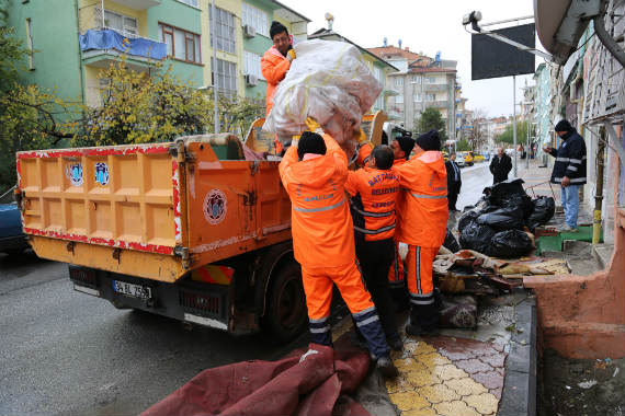 Malatya’da Bir Evin İçinde ve Bahçesinde 3 Kamyon Çöp Çıktı