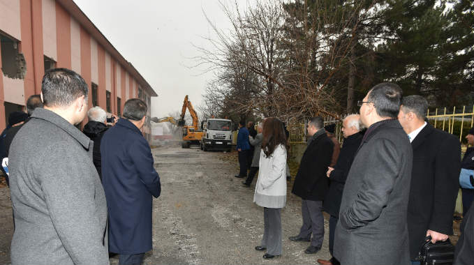 Vali Toprak, “Bu çerçeve de poliklinikler bölümü hariç, onun dışındaki binaların hepsi yıkılacak.