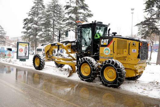 Malatya’da   Çarşamba günü yağan kar nedeniyle kapanan yolların büyük bir bölümü kardan temizlenerek, ulaşıma açıldı.