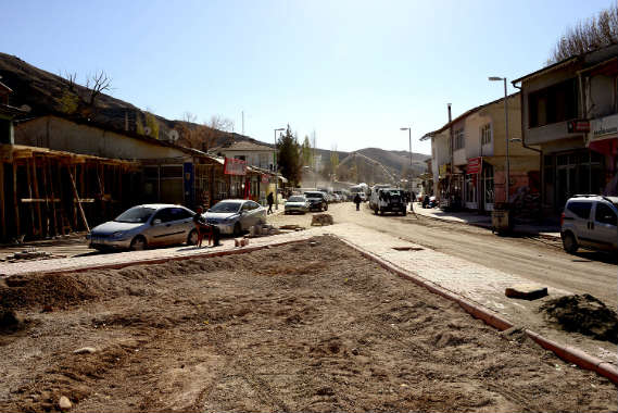 Kuluncak ilçesinde meydan düzenleme çalışmaları aralıksız devam ediyor.