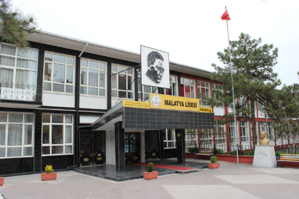 Malatya Lisesi, son 3-4 yıl içerisinde yaptığı yenilikler ve eğitim alanında yakaladığı başarılarla, adından söz ettiriyor.