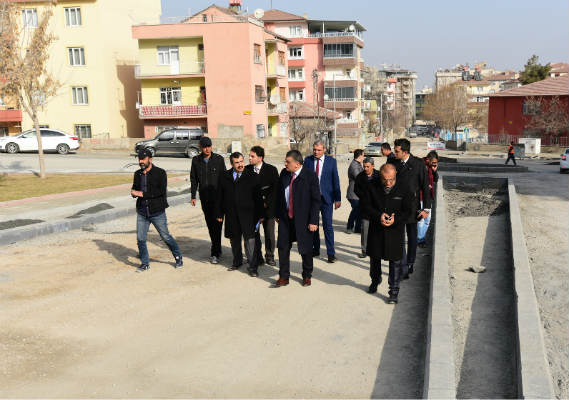 Gürkan, Çöşnük Mahallesi’nde yapılan kaldırım çalışmalarını yerinde inceledi.