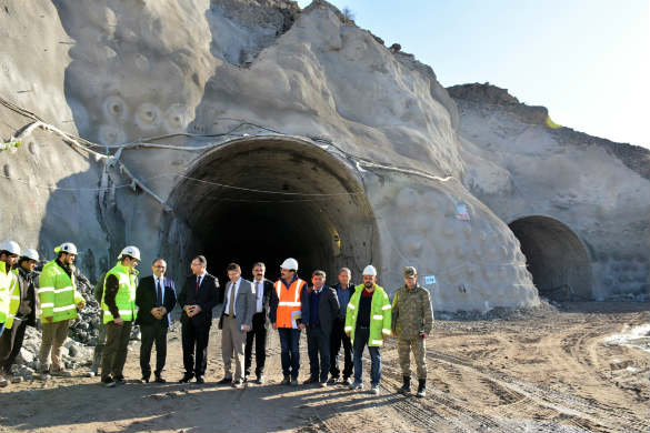 Vali Toprak Malatya – Hekimhan karayolunda yapılan çalışmaları yerinde inceleyerek bilgi aldı.