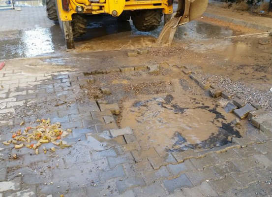 TOKİ Çamlıca Sitesi bahçesinden geçmekte olan su borusu bir kez daha patladı ve çevre kısa sürede sular altında kaldı.