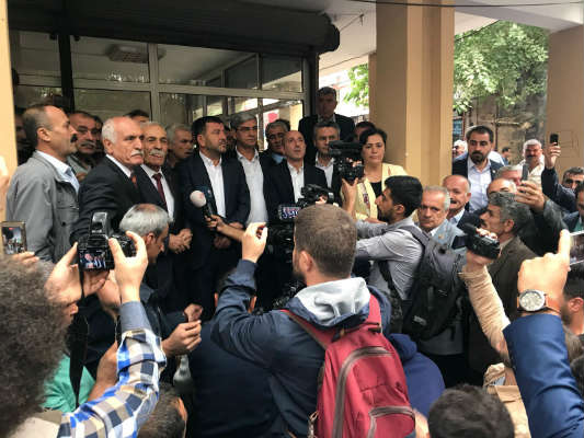 Ağbaba,Ey Hükümet ABD’ye cevap vereceksen, ilk  yapacağın şey tütün yasasını  meclisten çekmektir.”