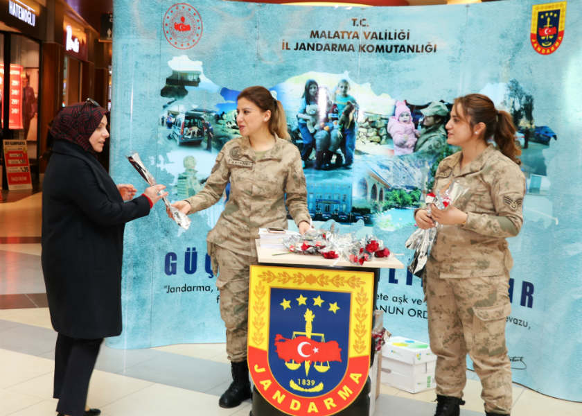 Jandarmanın 180. Kuruluş Yıldönümü kapsamında, Malatya Park Avm’ de kadınlara gül ve karanfil dağıtım faaliyeti icra edildi.