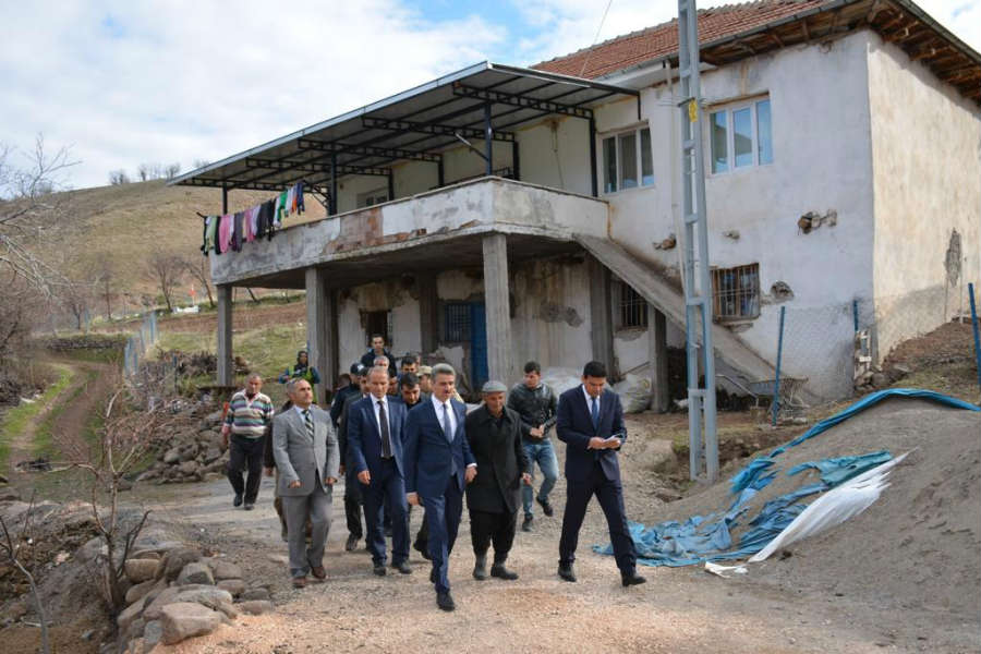 Vali Baruş Deprem Bölgesini İnceledi