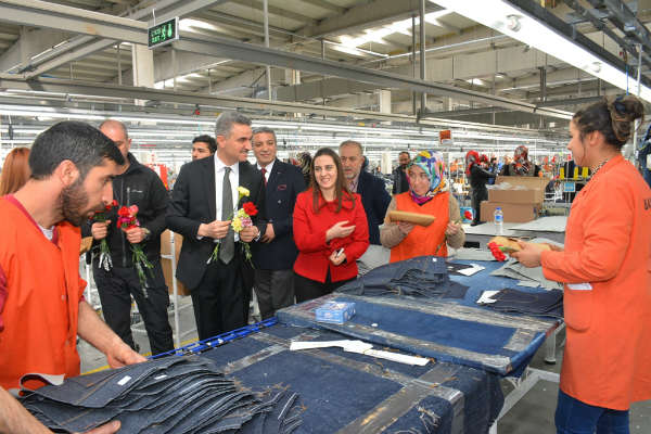 Vali Baruş fabrikada çalışan kadınların Dünya Kadınlar gününü karanfil ve hediye vererek kutladı. 