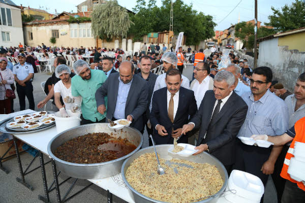 Battalgazi Belediye Başkanı Osman Güder, Taştepe Mahallesi sakinleri ile iftar yemeğinde bir araya geldi