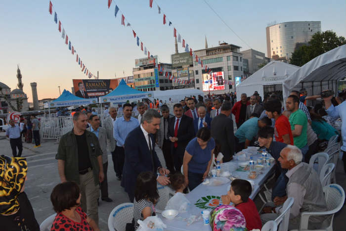Vali Baruş, İftar Çadırında Vatandaşlarla Birlikte Orucunu Açtı.