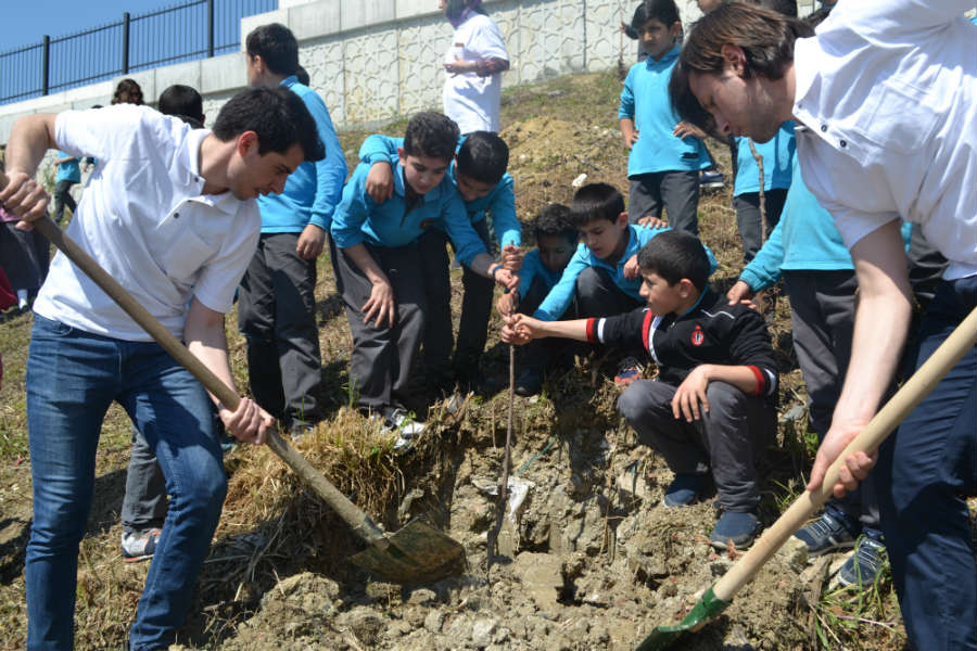 Malatyalı Üniversite Öğrencileri Platformu (MÜNÖP) ‘’Şehide ve Yeşile Saygı’’ Projesi Kapsamında Fidan Dikimi Gerçekleştirdi