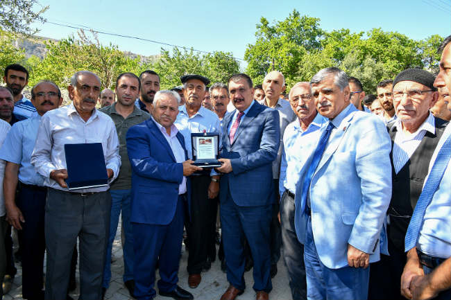 Gürkan, Kadıibrahim mahallesinde yapılan yol çalışmalarını yerinde inceleyerek, mahalle sakinleriyle sohbet etti.