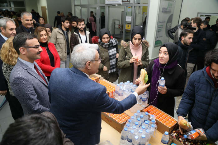 Battalgazi Belediyesi, sınav maratonunda olan ve geceleri kütüphanede ders çalışan öğrencileri unutmadı