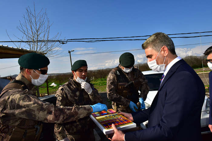 Vali Baruş Polis Teşkilatının 175’ci Yılını Yol Kontrol Noktasında Kutladı