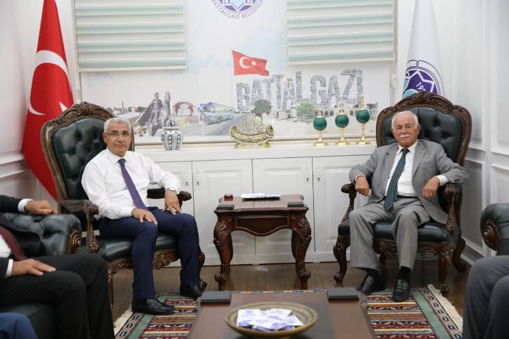 Başkan Güder, “Toplumsal dengenin ve sosyal barışın sağlanmasında Cem Vakfı önemli bir role sahiptir” dedi.