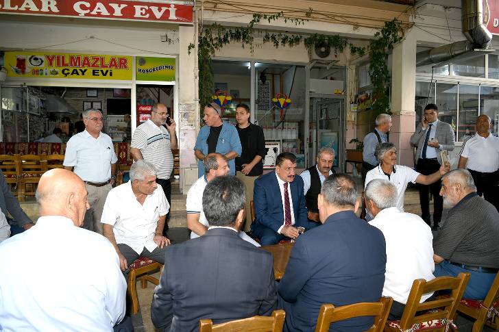 Akpınar esnaflarını ziyaret eden Başkan Gürkan vatandaşlarla bir süre sohbet etti.