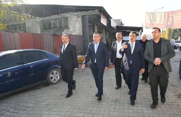 Malatya Büyükşehir Belediye Başkanı Selahattin Gürkan Küçük Sanayi Sitesindeki esnafları ziyaret ederek, esnaflarla sohbet edip istişarelerde bulundu.