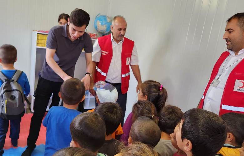 Türk Kızılay Malatya Şubesi tarafından konteyner kentte kalan depremzede ailelerin çocuklarına okul çanta seti hediye edildi.