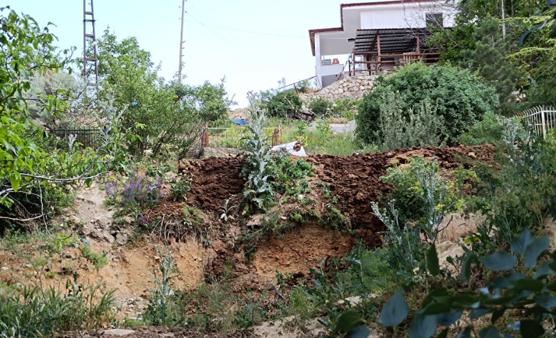 Hekimhan Kocaözü Mahallesi’nde Skandal: Muhtarın Besihanesi Pisliği Sokağa Akıyor, Yetkililer Sessiz!
