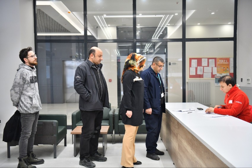 Yeşilyurt Belediyesi Personelinden Kızılay’a Kan Bağışı Desteği: Dayanışma Örneği