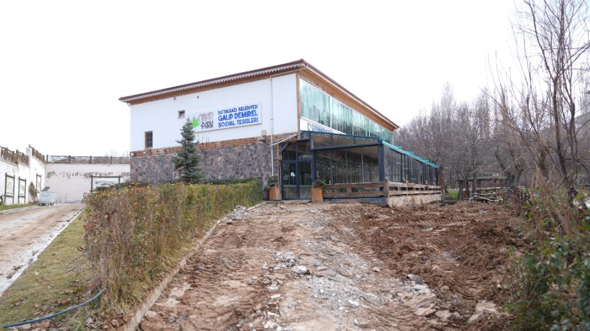 Battalgazi’de Sosyal Yaşam Yeniden Şekilleniyor: Çınar Park Sosyal Tesisleri Baştan Aşağı Yenileniyor